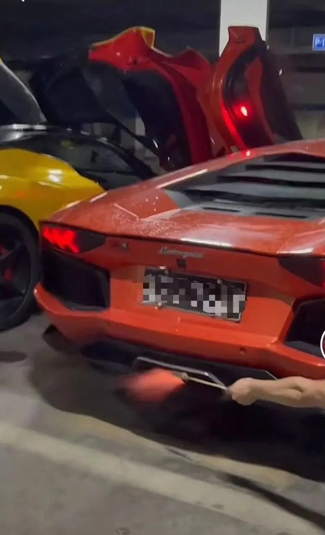 Người đàn ông ngồi nướng thịt bằng lửa từ ống xả của siêu xe Lamborghini Aventador Người đàn ông ngồi nướng thịt bằng lửa từ ống xả của siêu xe Lamborghini Aventador