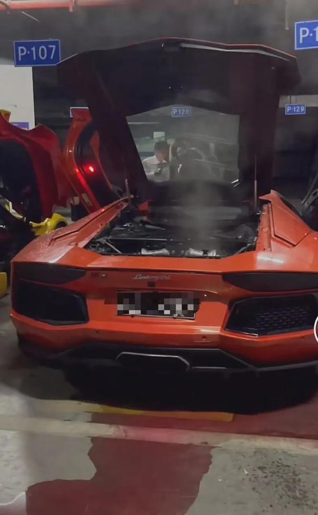 Dung dịch được cho là nước làm mát động cơ của chiếc Lamborghini Aventador chảy lênh láng Dung dịch được cho là nước làm mát động cơ của chiếc Lamborghini Aventador chảy lênh láng