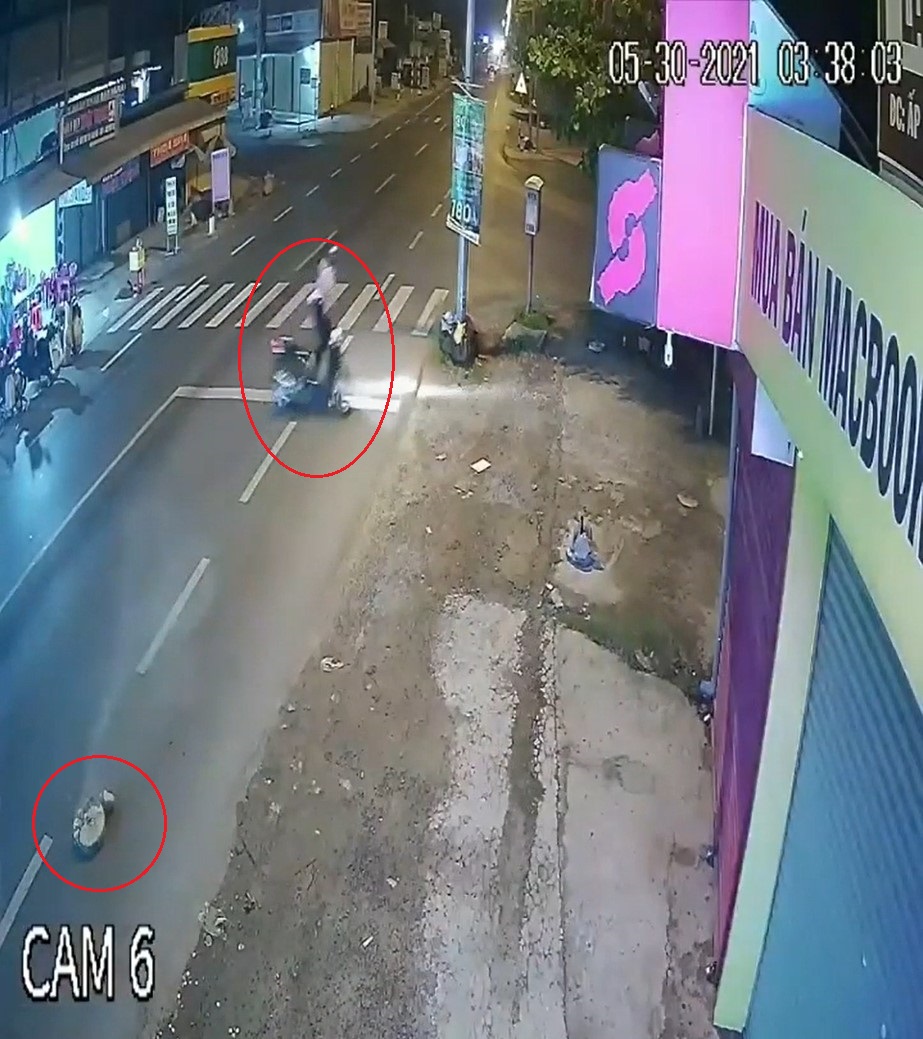 Cục b&ecirc; t&ocirc;ng nằm tr&ecirc;n l&ograve;ng đường, g&acirc;y tai nạn cho người phụ nữ đi xe m&aacute;y