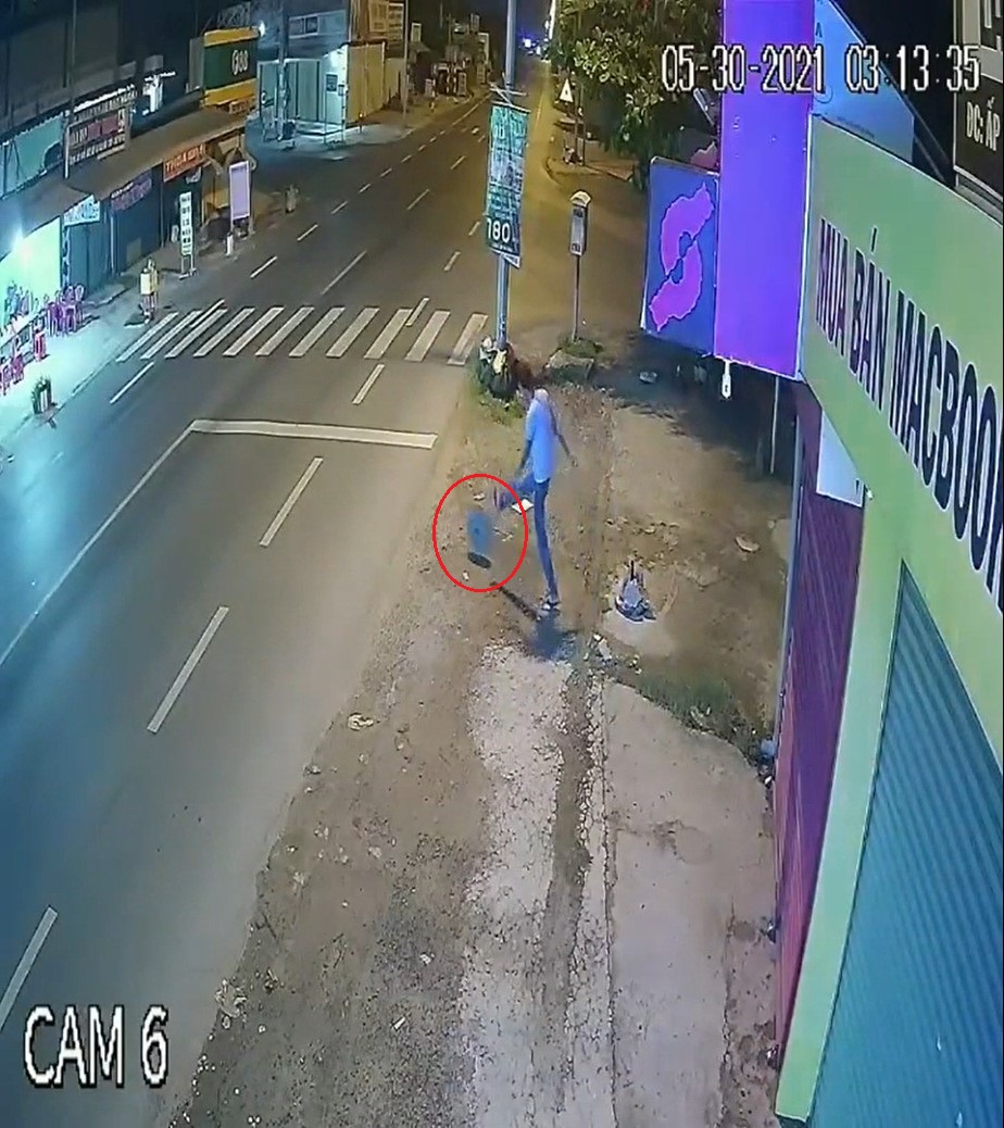 Nam thanh ni&ecirc;n lăn cục b&ecirc; t&ocirc;ng ra đường