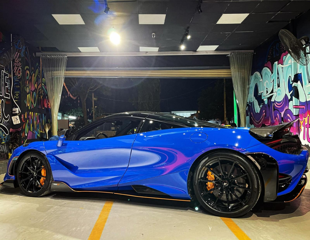 Chiếc si&ecirc;u xe McLaren 765LT n&agrave;y c&oacute; bộ m&acirc;m 10 chấu đơn sơn đen c&ugrave;ng kẹp phanh m&agrave;u cam