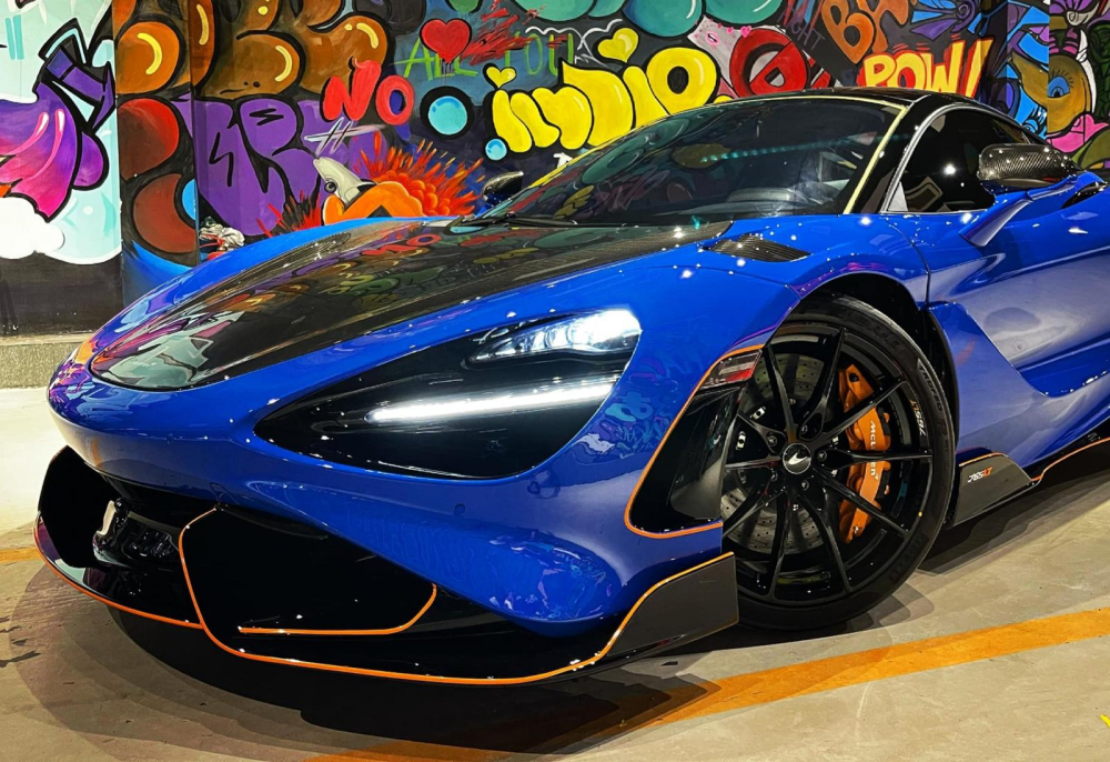 Xe c&oacute; m&agrave;u sơn xanh Paris v&agrave; c&ugrave;ng với đ&oacute; l&agrave; h&agrave;ng loạt chi tiết carbon hay viền cam nổi bật 