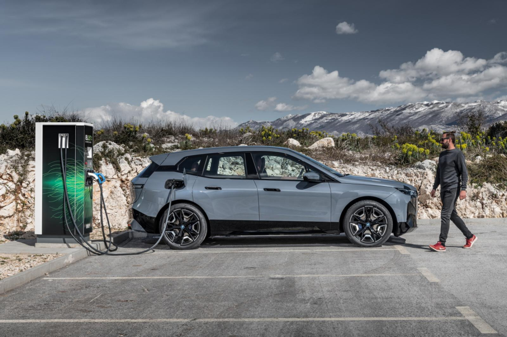 BMW iX tương th&iacute;ch hệ thống sạc nhanh