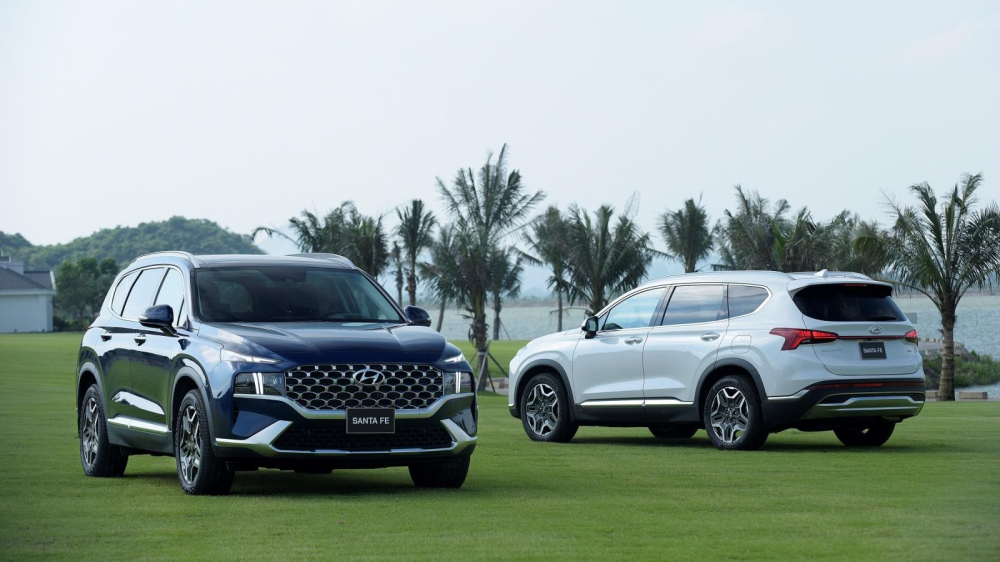 Hyundai Santa Fe 2021 thuộc bản nâng cấp giữa vòng đời, vẫn có 6 phiên bản cùng giá niêm yết khởi điểm từ 1,03 tỷ và cao nhất lên tới 1,34 tỷ đồng.
