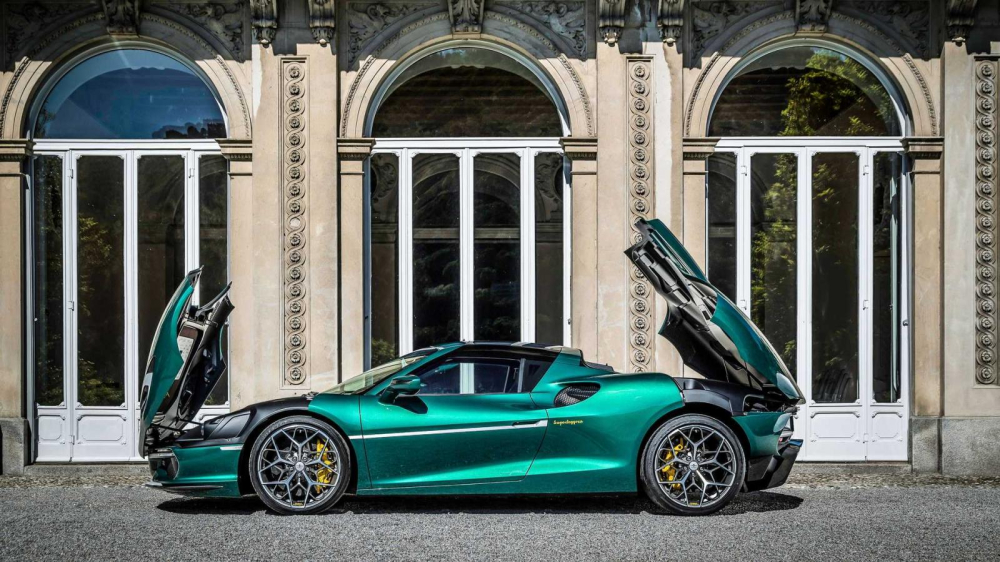 Phía bên sườn của Touring Superleggera Arese RH95