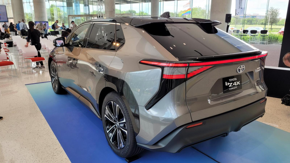 Toyota bZ4X c&oacute; k&iacute;ch thước ngang ngửa với RAV4