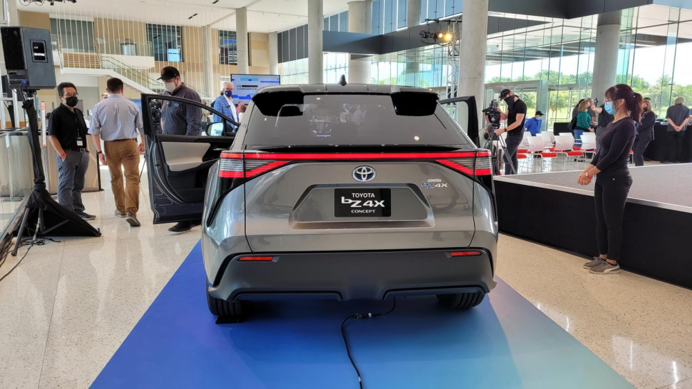 Toyota bZ4X nh&igrave;n từ đằng sau