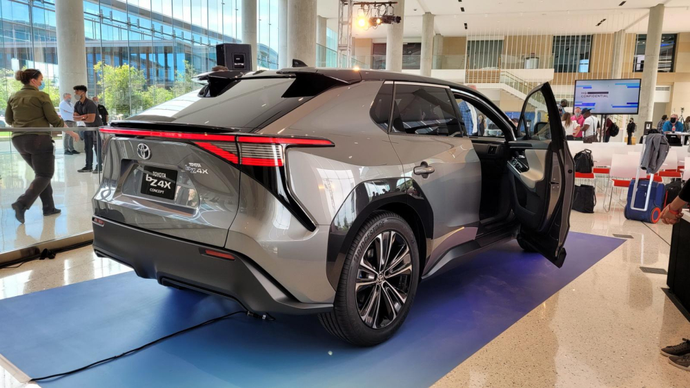 Toyota bZ4X c&oacute; hệ dẫn động 4 b&aacute;nh
