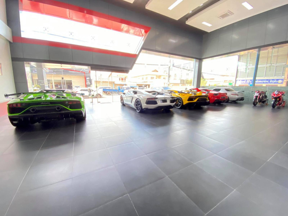 Chiếc si&ecirc;u xe Lamborghini Aventador SVJ mui trần m&agrave;u xanh l&aacute; v&agrave; Lamborghini Aventador SVJ Coupe m&agrave;u v&agrave;ng đỗ c&ugrave;ng Lamborghini Aventador LP700-4, Ferrari 488 Spider hay Mercedes-Benz SLS AMG