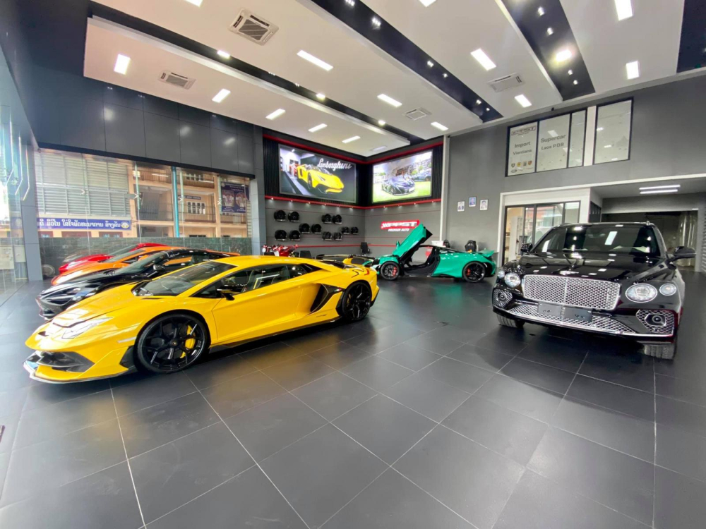 D&agrave;n si&ecirc;u xe đắt gi&aacute; của showroom xe ở L&agrave;o. Chiếc Bentley Bentayga l&agrave; mẫu SUV duy nhất c&oacute; mặt tại đ&acirc;y b&ecirc;n cạnh hơn 6 chiếc si&ecirc;u xe