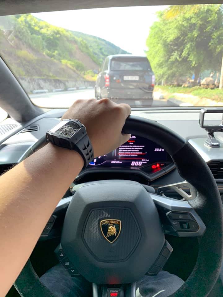 Đại gia L&agrave;o l&aacute;i si&ecirc;u xe Lamborghini Huracan dạo Đ&agrave; Nẵng