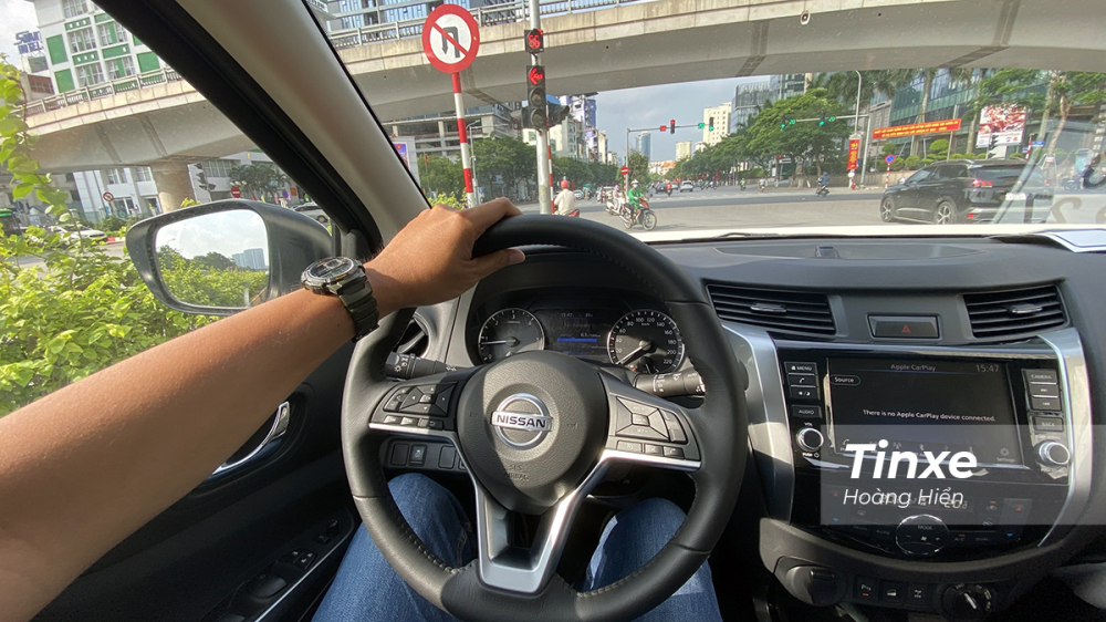 Ở tốc độ chậm, Nissan Navara 2021 vẫn cho cảm gi&aacute;c nặng khi đ&aacute;nh l&aacute;i v&agrave; ch&acirc;n ga c&oacute; độ trễ.