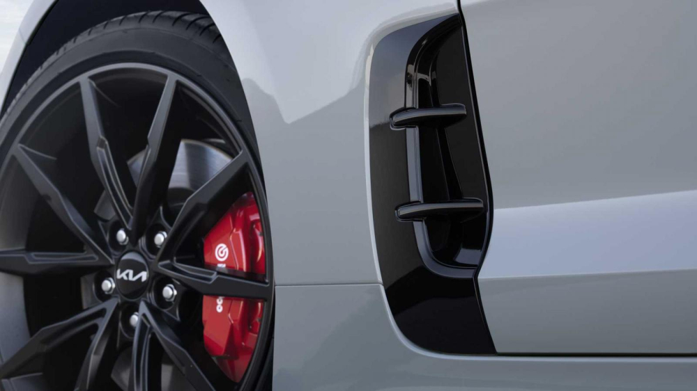 Khe gi&oacute; m&agrave;u đen tr&ecirc;n chắn b&ugrave;n trước của Kia Stinger Scorpion Special Edition 2022