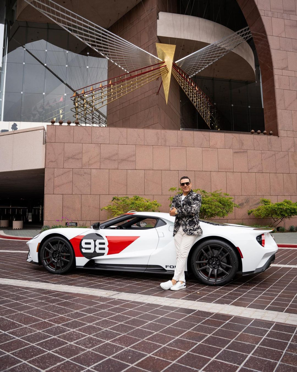 Ông Khoshbin và chiếc siêu xe Ford GT Heritage Edition mới tậu
