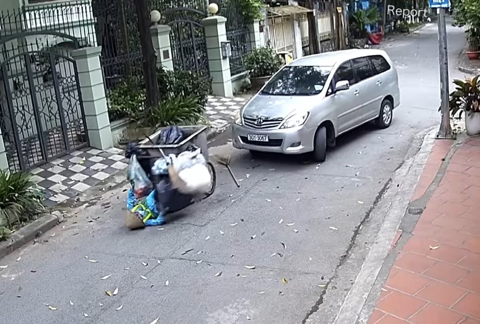 Chiếc Toyota Innova t&ocirc;ng tr&uacute;ng xe thu gom r&aacute;c khiến nữ c&ocirc;ng nh&acirc;n m&ocirc;i trường bị ng&atilde; ra sau