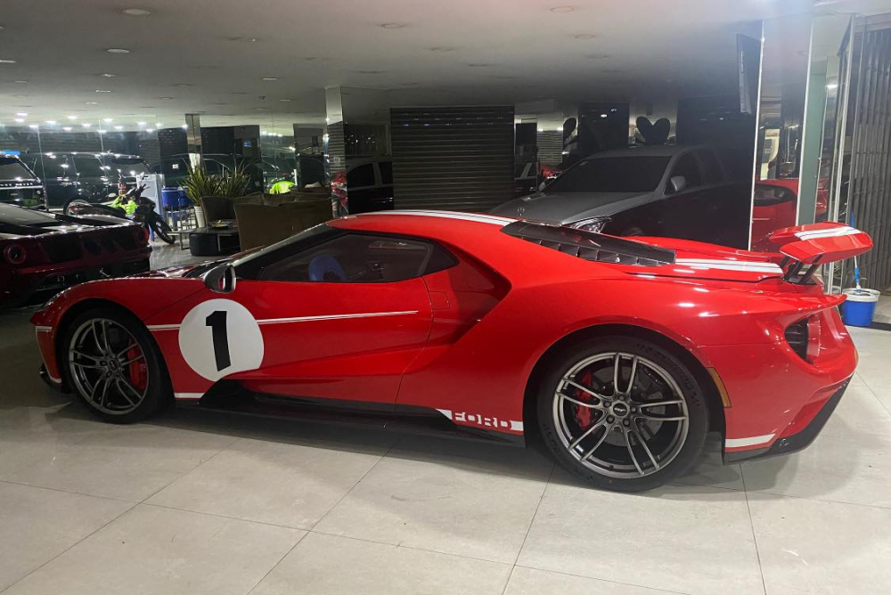 Mercedes-Maybach S650 Pullman 2 m&agrave;u đen-bạc đỗ trong g&oacute;c c&ugrave;ng cặp si&ecirc;u xe khủng Ford GT