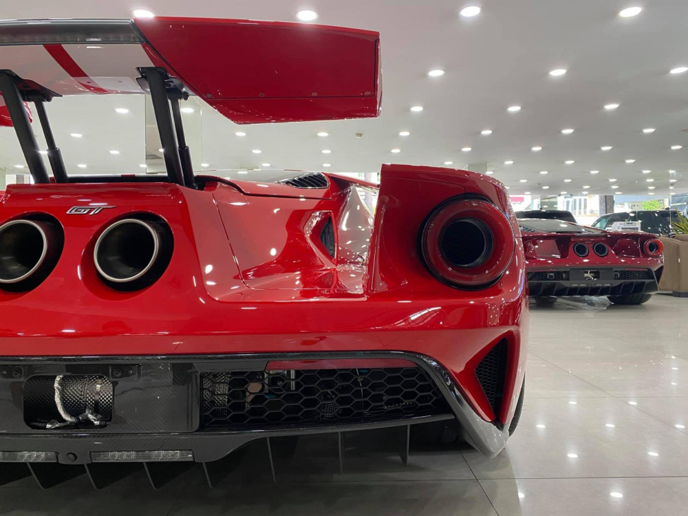 Ford GT '67 Heritage Edition được cho l&agrave; về nước trước Ford GT ti&ecirc;u chuẩn nhưng giấy tờ ở cảng gặp trục trặc n&ecirc;n được th&ocirc;ng quan sau