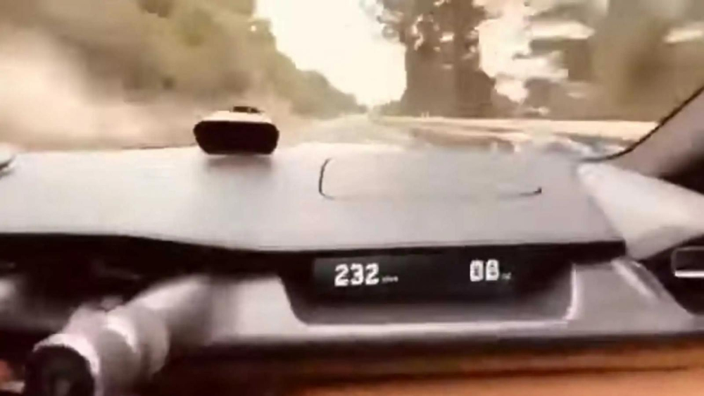 Si&ecirc;u xe Rimac Nevera chạy ở vận tốc 232 km/h tr&ecirc;n con đường 2 chiều