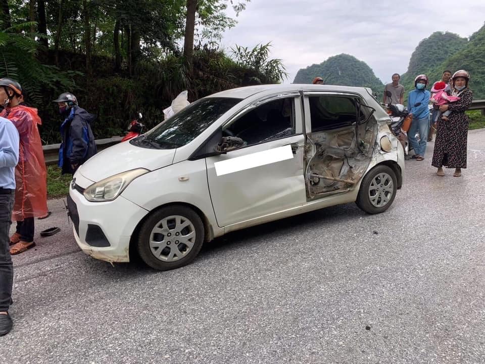Chiếc &ocirc; t&ocirc; con Hyundai Grand i10 cũng bị biến dạng