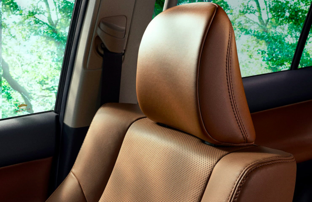 Nội thất của Toyota Land Cruiser Prado 70th Anniversary 2021 được bọc da màu nâu nhạt Nội thất của Toyota Land Cruiser Prado 70th Anniversary 2021 được bọc da màu nâu nhạt