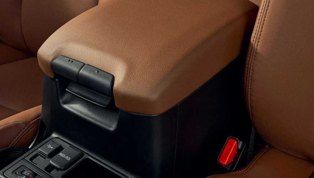 Bệ tì tay trung tâm của Toyota Land Cruiser Prado 70th Anniversary 2021 Bệ tì tay trung tâm của Toyota Land Cruiser Prado 70th Anniversary 2021