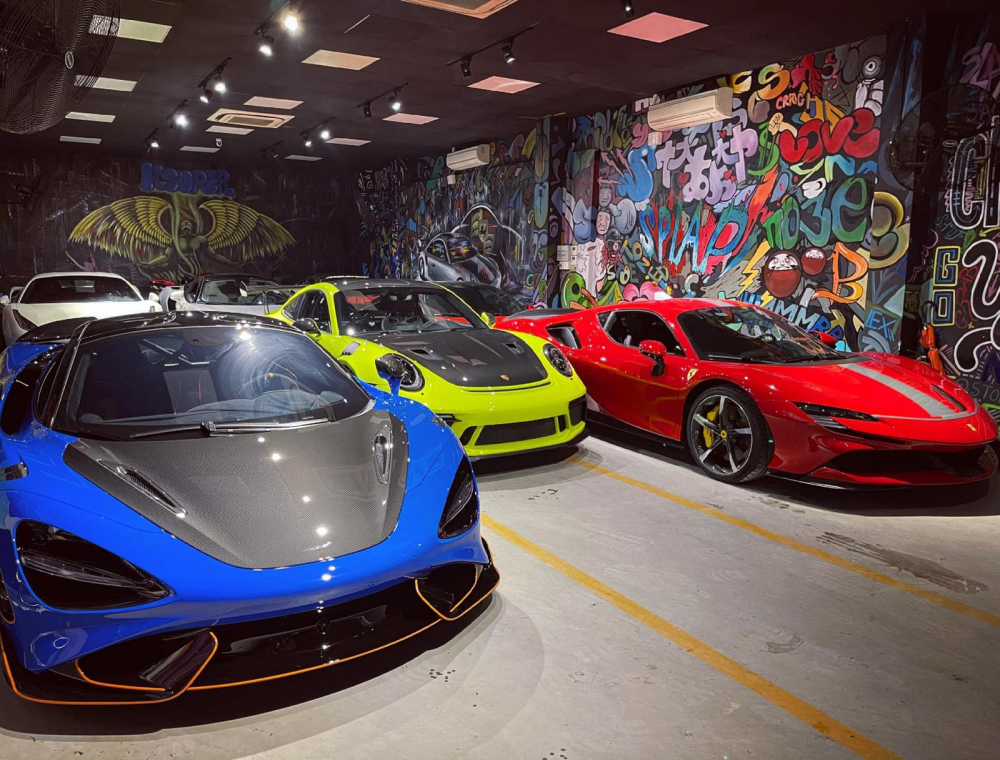 McLaren 765LT, Porsche 911 GT3 RS màu xanh lá và Ferrari SF90 Stradale màu đỏ