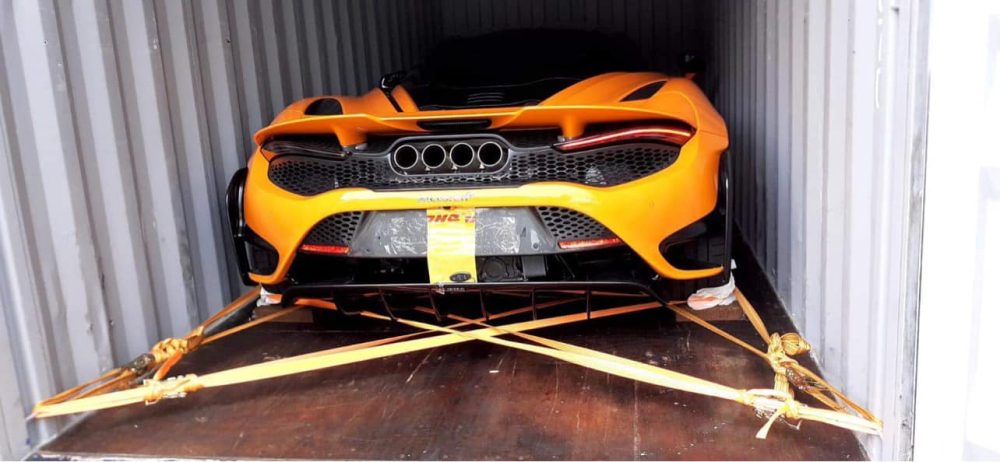 Chiếc McLaren 765LT đ&atilde; được cho v&agrave;o trong container để đi đường biển về dải đất h&igrave;nh chữ S