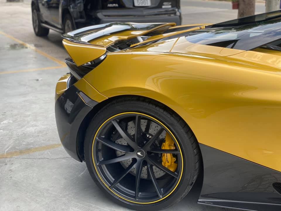 Chiếc siêu xe mui trần McLaren 720S Spider này đang chờ bộ mâm carbon