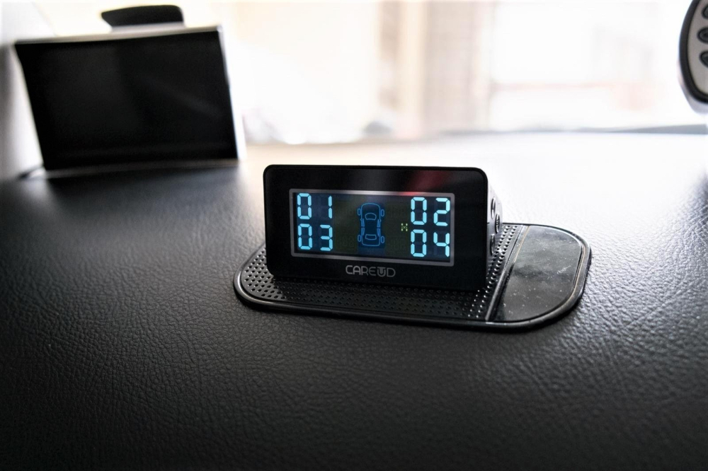 Cảm biến &aacute;p suất lốp cũng l&agrave; trang bị được nhiều người d&ugrave;ng lựa chọn lắp đặt th&ecirc;m, đi k&egrave;m m&agrave;n h&igrave;nh hiển thị lắp đặt ri&ecirc;ng.