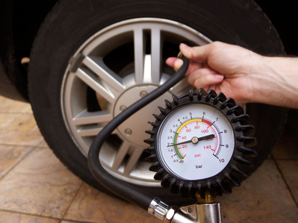Lốp xe qu&aacute; căng sẽ khiến xe kh&oacute; kiểm so&aacute;t khi v&agrave;o ổ g&agrave;, tạo &aacute;p lực lớn l&ecirc;n hệ thống treo.