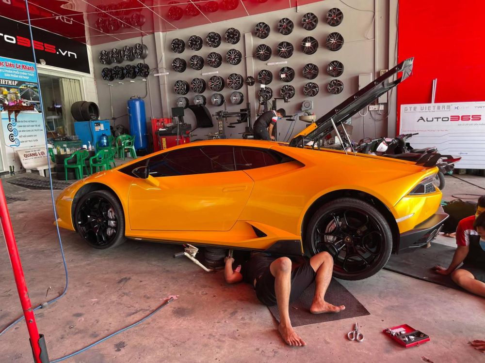Thợ Việt chui vào gầm tìm số khung và số máy của siêu xe Lamborghini Huracan