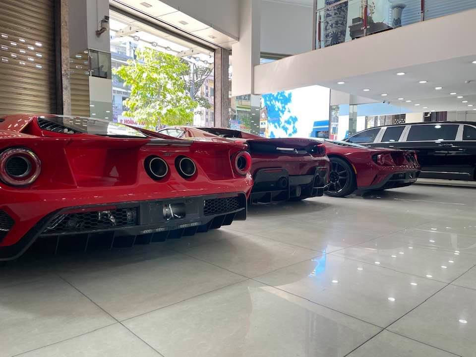 H&igrave;nh ảnh cặp đ&ocirc;i si&ecirc;u xe Ford GT đỗ gần nhau v&agrave; bị ngăn c&aacute;ch bởi si&ecirc;u xe mui trần Ferrari 488 Pista Spider m&agrave;u đỏ sẫm