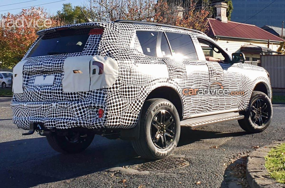 Đ&egrave;n hậu v&agrave; cửa cốp của Ford Everest 2022 cũng được thay đổi thiết kế