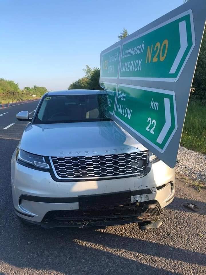 Biển b&aacute;o giao th&ocirc;ng xẻ đ&ocirc;i k&iacute;nh l&aacute;i của chiếc Range Rover Velar