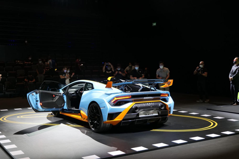 Lamborghini Huracan STO có giá thách cưới gần 17 tỷ đồng tại Hương Cảng, rẻ hơn rất nhiều so với giá bán trên 30 tỷ đồng của Lamborghini Huracan STO ở trong nước