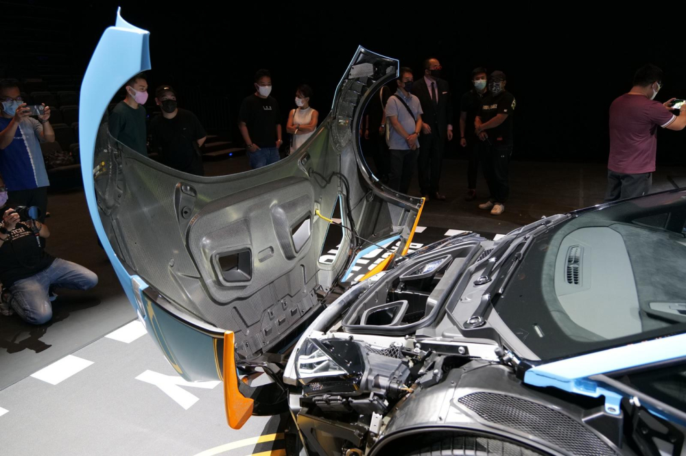 Khoang chứa đồ của Lamborghini Huracan STO chỉ đủ cho đựng bạt trùm xe