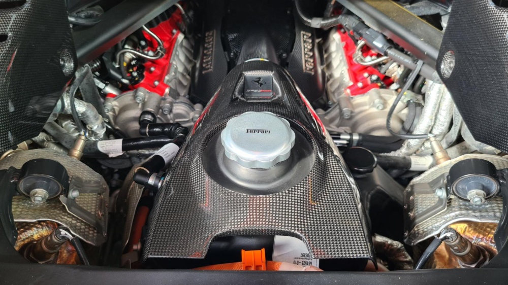 Động cơ V8 kết hợp c&ugrave;ng 3 m&ocirc; tơ điện