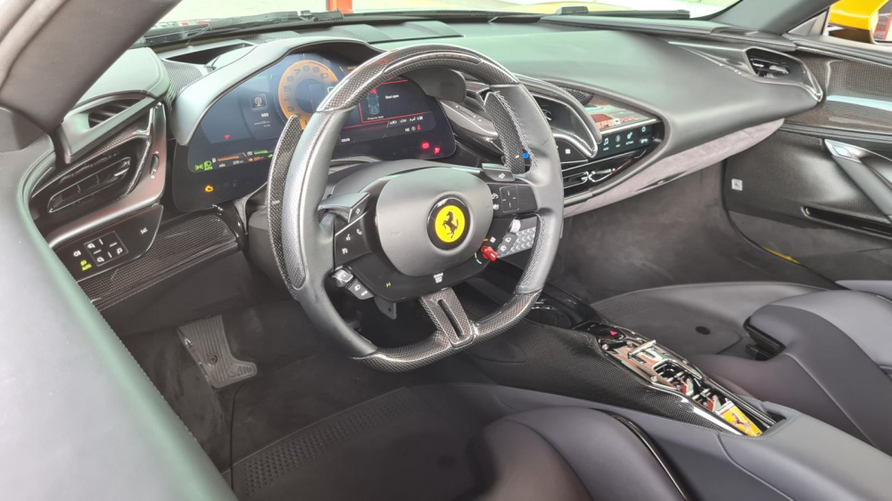 Khoang l&aacute;i Ferrari SF90 Spider