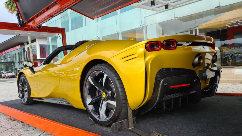 Đ&acirc;y l&agrave; chiếc si&ecirc;u xe Ferrari SF90 Spider tạm nhập t&aacute;i xuất