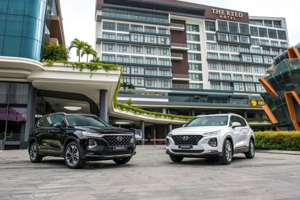 Những chiếc Hyundai Santa Fe đời cũ vẫn đang c&oacute; chương tr&igrave;nh khuyến m&atilde;i khủng tại đại l&yacute;.