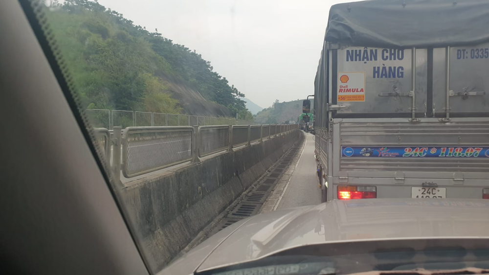 Vụ tai nạn khiến giao th&ocirc;ng &ugrave;n tắc hơn 8 km
