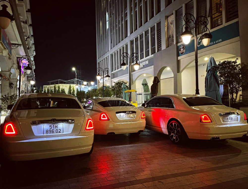 Chiếc Rolls-Royce Wraith đỗ chính giữa và 2 bên là Ghost bản cũ