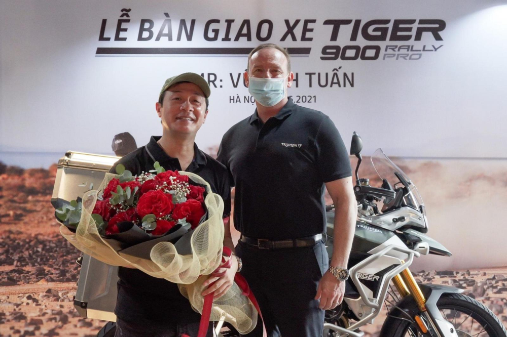 MC Anh Tuấn vui vẻ khi nhận chiếc Triumph Tiger 900 Rally Pro - anh tạm bỏ khẩu trang trong quá trình chụp ảnh. MC Anh Tuấn vui vẻ khi nhận chiếc Triumph Tiger 900 Rally Pro - anh tạm bỏ khẩu trang trong quá trình chụp ảnh.