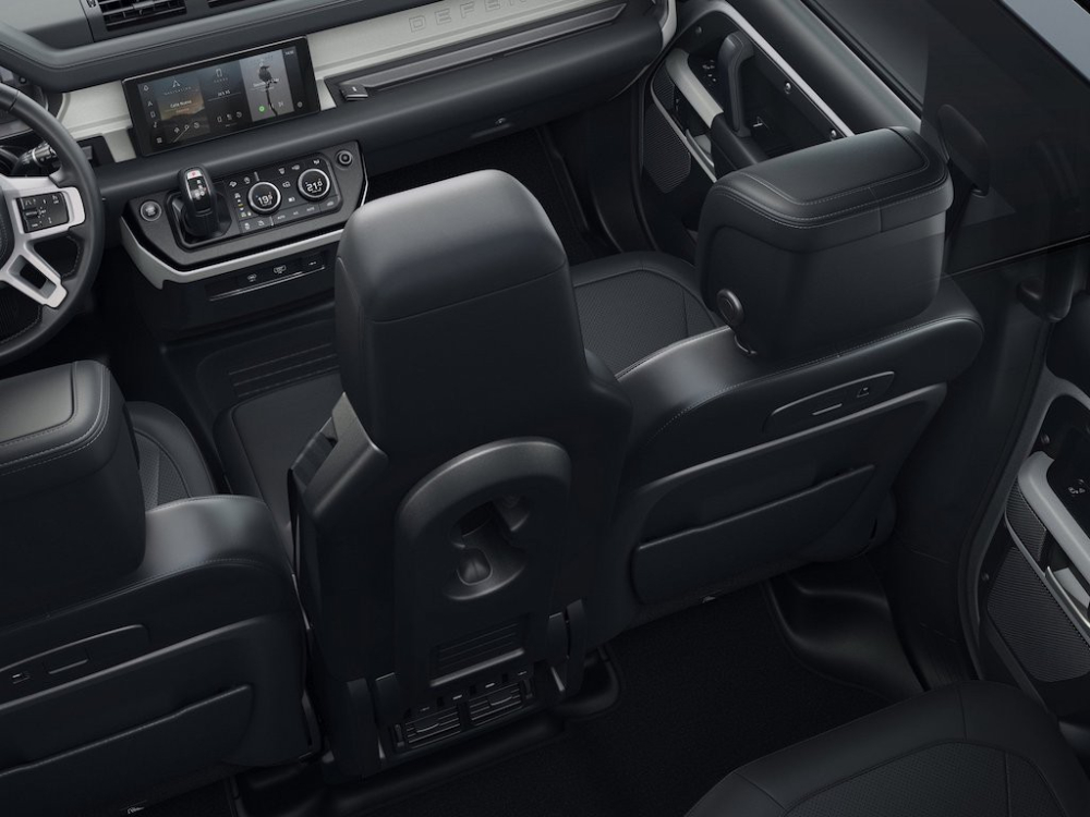 Land Rover Defender 90 với 3 chỗ ngồi ở hàng ghế trước