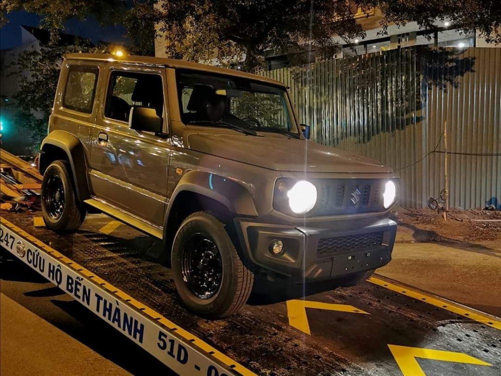 Suzuki Jimny từng được đưa về Việt Nam nhưng l&agrave; xe nhập khẩu tư nh&acirc;n từ Đức, gi&aacute; l&ecirc;n tới 1,4 tỷ đồng.