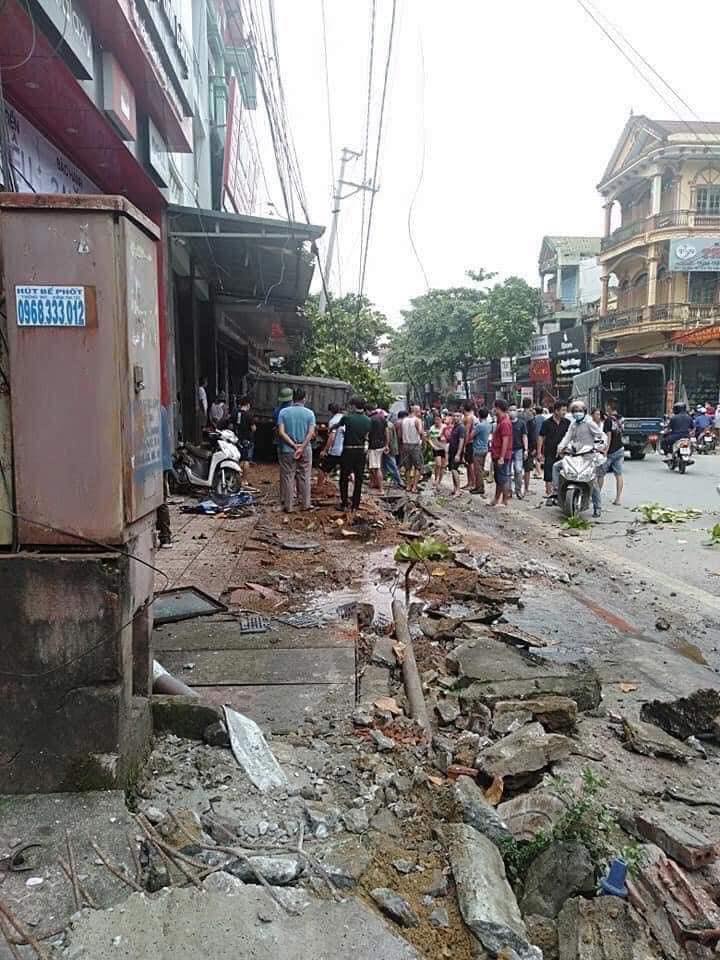 Vỉa h&egrave; v&agrave; nắp cống bị vỡ n&aacute;t
