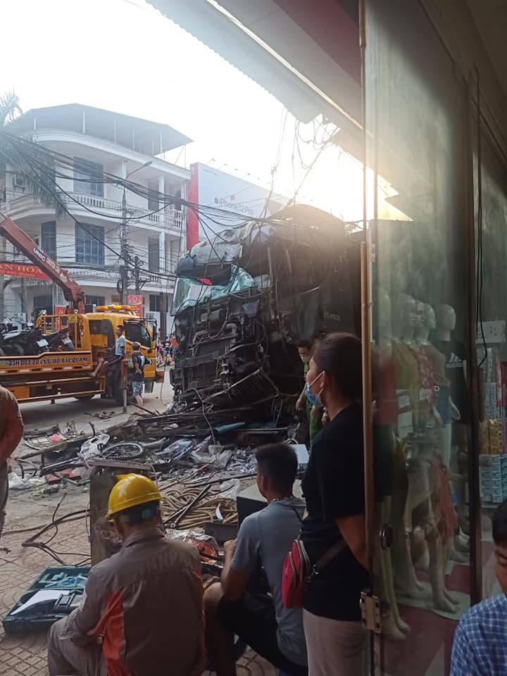 Chiếc xe đầu k&eacute;o bị hư hỏng nặng ở đầu xe