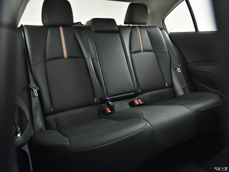 Nhờ chiều d&agrave;i cơ sở tăng 50 mm so với Levin ti&ecirc;u chuẩn, Toyota Levin GT 2021 c&oacute; h&agrave;ng ghế sau rộng r&atilde;i hơn