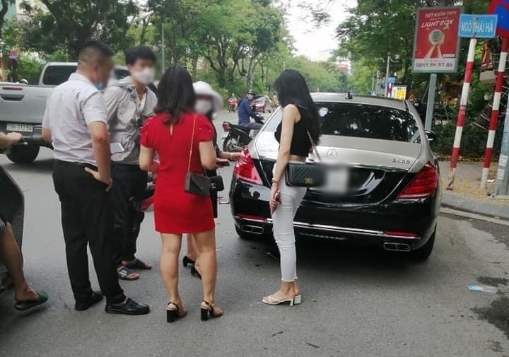 C&aacute;c b&ecirc;n đang xử l&yacute; vụ va chạm n&agrave;y