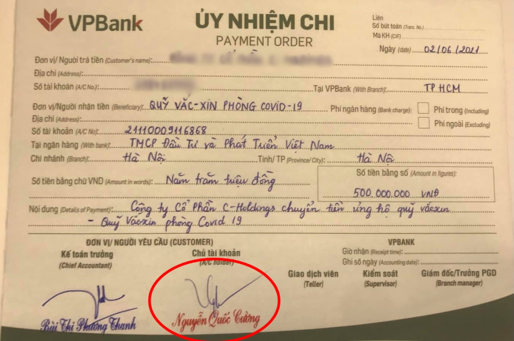 Vợ chồng Cường Đ&ocirc;-la c&ugrave;ng nh&acirc;n vi&ecirc;n c&ocirc;ng ty ủng hộ nửa tỷ đồng v&agrave;o Quỹ vắc xin ph&ograve;ng chống COVID-19 v&agrave;o ng&agrave;y 2 th&aacute;ng 6 năm 2021